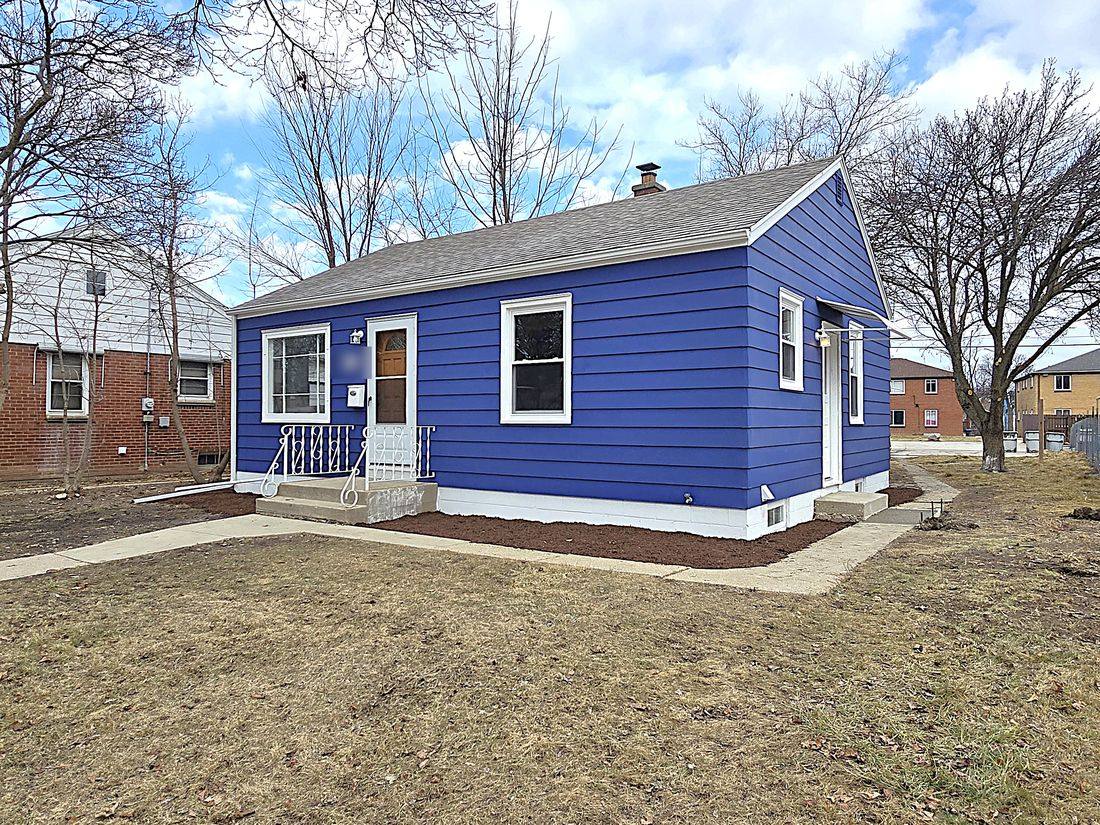 Milwaukee bungalow after renovation with new siding and windows